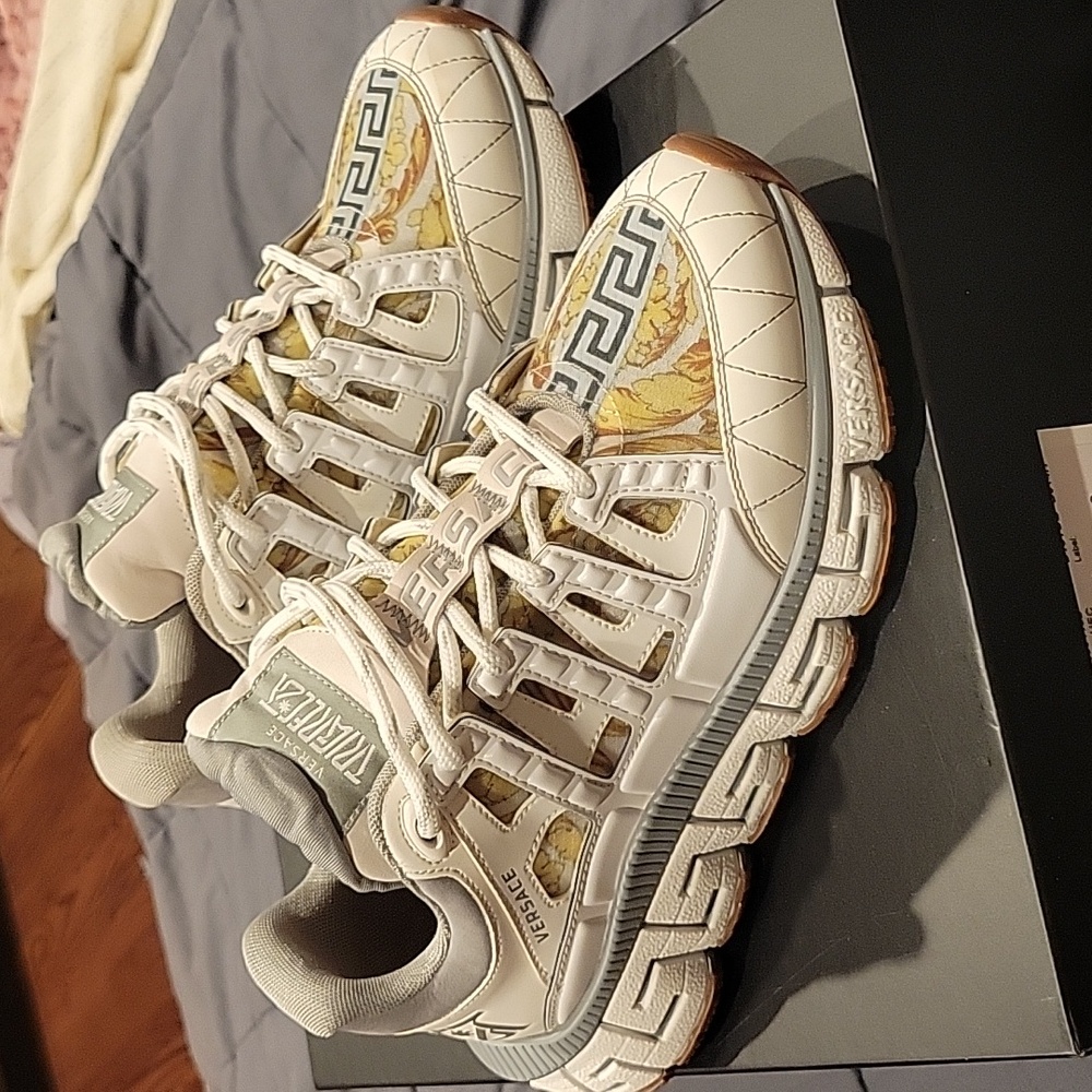 BRAND NEW Versace Trigreca Sneakers WOMEN 39 9 WITH BOX